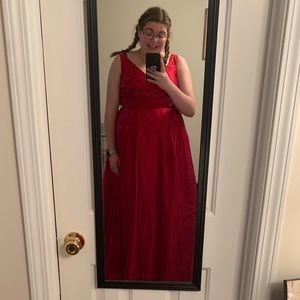 Hey, y’all! I’m selling the dress pictured!